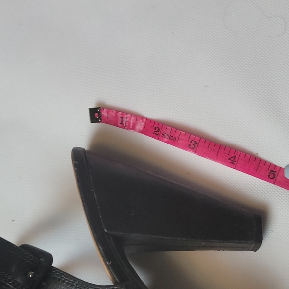 Kenneth Cole 9.5 Black Leather  Peep toe Buckle Strap  Heels - Picture 4 of 5